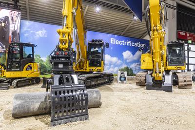 Elektrisch betriebne Baufahrzeuge des japanischen Herstellers Komatsu. BAUMA M?nchen - 34. Weltleitmesse f?r Baumaschine-stock-foto