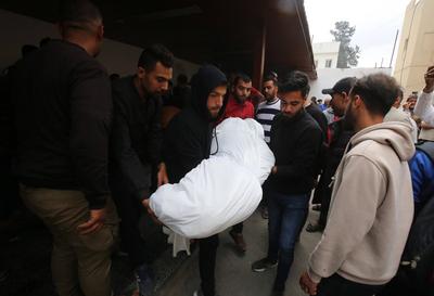 Palestinian mourners attend the funeral procession of victims of an Israeli strike on Shujaiyya neighbourhood-stock-foto