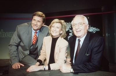 Bildnummer: 56779296  Datum: 01.11.1993  Copyright: imago/teutopressv.li.: Ulrich Wickert, Sabine Christiansen und Werner Veigel 11/93 her Fernsehen Journalismus Moderation ARD Tagesthemen seri?s quer halb sitzend Studio Kulisse l?chelnd People Shooting xdp x0x 1993 quer  56779296 Date 01 11 1993 Copyright Imago teutopress V left Ulrich Wickert Sabine Christiansen and Werner Veigel 11 93 her Television Journalism Moderation ARD Tagesthemen seriously horizontal half seated Studio Backdrop smiling Celebrities Shooting XDP x0x 1993 horizontal-stock-foto