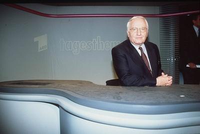 Bildnummer: 56780601  Datum: 01.11.1993  Copyright: imago/teutopressWerner Veigel 11/93 her Mann Fernsehen TV Moderation News Brille wei?haarig seri?s Krawatte gepunktet quer halb sitzend Kulisse Studio Logo neutral People Shooting xdp x0x 1993 quer Highlight  56780601 Date 01 11 1993 Copyright Imago teutopress Werner Veigel 11 93 her Man Television TV Moderation News Glasses wei?haarig seriously Tie dotted horizontal half seated Backdrop Studio emblem neutral Celebrities Shooting XDP x0x 1993 horizontal Highlight-stock-foto