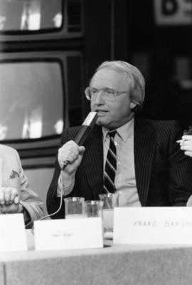 Der Tagesschau Sprecher Werner Veigel als Moderator eines Expertengespr?chs am 13 05 1981 German ne-stock-foto