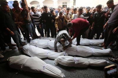 Palestinian mourners attend the funeral procession of victims of an Israeli strike on Shujaiyya neighbourhood-stock-foto
