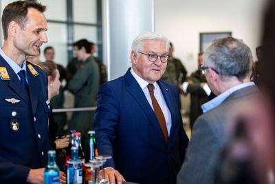 Bundespr?sident Steinmeier zu Besuch bei der Flugbereitschaft B, Bundespr?sident Frank-Walter Steinmeier besuchte am Mit-stock-foto