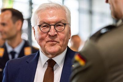 Bundespr?sident Steinmeier zu Besuch bei der Flugbereitschaft B, Bundespr?sident Frank-Walter Steinmeier besuchte am Mit-stock-foto