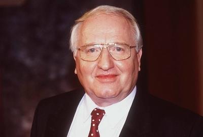 Werner Veigel 04 91 Mann Fernsehen TV Moderation News Brille wei?haarig seri?s Krawatte gepunktet-stock-foto