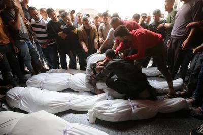 Palestinian mourners attend the funeral procession of victims of an Israeli strike on Shujaiyya neighbourhood-stock-foto