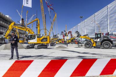 Pr?sentation von liebherr mit autonom fahrenden elektrisch angetriebenen Baumaschinen. BAUMA M?nchen - 34. Weltleitmesse-stock-foto