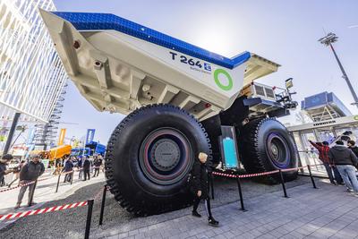 Liebherr T 264, batterieelektrisch und autonom fahrender Mining-Truck, ausgelegt auf 240 Tonnen Nutzlast. BAUMA M?nchen-stock-foto