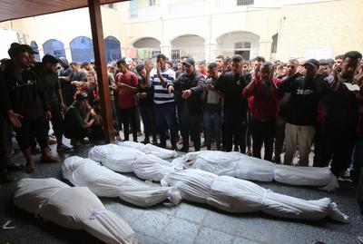 Palestinian mourners attend the funeral procession of victims of an Israeli strike on Shujaiyya neighbourhood-stock-foto