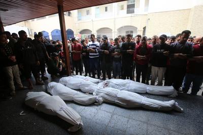 Palestinian mourners attend the funeral procession of victims of an Israeli strike on Shujaiyya neighbourhood-stock-foto