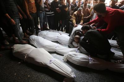 Palestinian mourners attend the funeral procession of victims of an Israeli strike on Shujaiyya neighbourhood-stock-foto