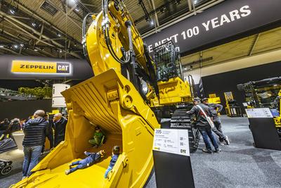 Messestand von Caterpillar CAT. BAUMA M?nchen - 34. Weltleitmesse f?r Baumaschinen, Baustoffmaschinen, Bergbaumaschinen,-stock-foto