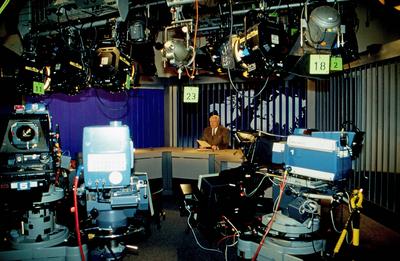 40 Jahre Tagesschau - die Technik im Studio mit Sprecher Werner Veigel Copyright: HartwigxValdmanis Nur redaktionelle Nu-stock-foto