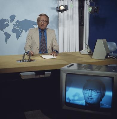 Werner Veigel Werner Veigel, deutscher Nachrichtensprecher und Radiomoderator, im Studio der Tagesschau in Hamburg, Deut-stock-foto