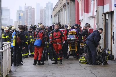New York NY: Apr 10: Helicopter that crashes in the Hudson River in New York City. All six people on board are deceased-stock-foto
