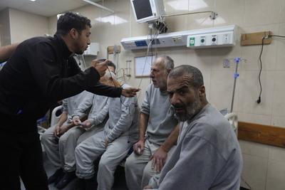 Palestinian prisoners released by the Israeli army are taken to Al-Aqsa Martyrs Hospital-stock-foto