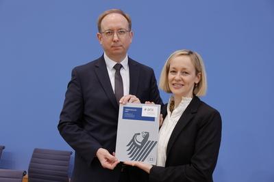 Andreas Hartl, Leitender Beamter und Stellvertreter der Bundesbeauftragten, Prof. Dr. Louisa Specht-Riemenschneider, Bun-stock-foto
