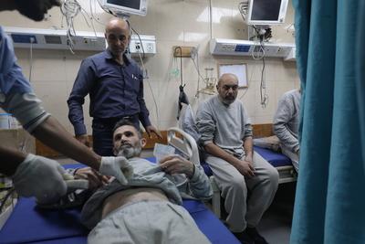 Palestinian prisoners released by the Israeli army are taken to Al-Aqsa Martyrs Hospital-stock-foto