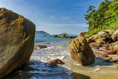 Felsen, Meer, Wald und H?gel-stock-foto