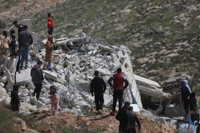 Palestinians from Al-Hirsh family salvage belongings from the ruins of their houses after they were demolished-stock-foto