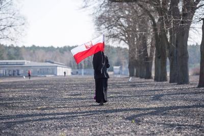 Ravensbr?ck 70 Jahrestag Befreiung Frauen Konzentrationslager Mehrere hundert Menschen kamen zur Fe-stock-photo