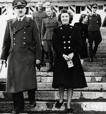 German dictator Adolf Hitler and his mistress Eva Braun circa 1942 PUBLICATIONxINxGERxSUIxAUTxONLY-stock-foto