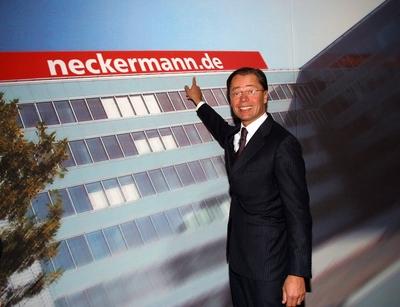 Bildnummer: 51067884  Datum: 15.11.2005  Copyright: imago/Rolf BraunThomas Middelhoff (GER/Vorstandsvorsitzender KarstadtQuelle AG) anl?sslich der Pressekonferenz zur Namens?nderung von Neckermann AG zu neckermann.de, Personen , Freude; 2005, Manager, Vorstand, Unternehmensf?hrung, Karstadt Quelle, Neckermann Versand AG, Neckermann Deutschland, www.neckermann.de, www.neckermann.de GmbH; , quer, Kbdig, Einzelbild, Einzelhandel, Wirtschaft, Deutschland, Randbild, People, Gestik, Fingerzeig, Schriftzug, Logos-stock-foto