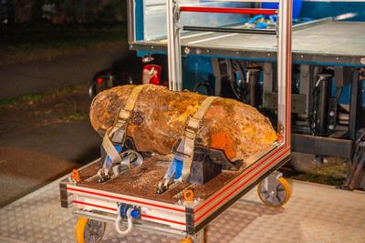 ?ber 2000 Menschen wegen Bombenfund evakuiert: Freiburger Innenstadtbereich muss wegen Fund von 250 Kilogramm schwerer Weltkriegsbombe evakuiert werden, auch Universit?tsgeb?ude und ein Krankenhaus davon betroffen - ganzes Krankenhaus muss evakuiert we-stock-foto