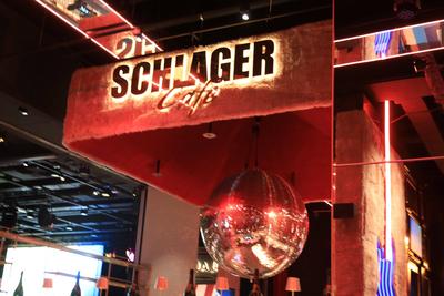 Er?ffnung des Schlager Cafes in D?sseldorf-stock-foto