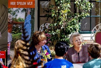 Princess Beatrix presents Jantje Beton Prize, Gouda, The Netherlands-stock-foto