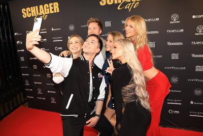 Er?ffnung des Schlager Cafes in D?sseldorf-stock-foto