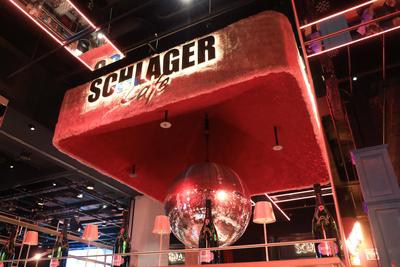 Er?ffnung des Schlager Cafes in D?sseldorf-stock-foto