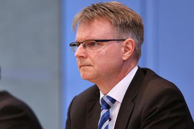 Berlin, Deutschland, 10.04.2025: Bundespressekonferenz: Pressekonferenz: Gemeinschaftsdiagnose der Wirtschaftsforschungs-stock-foto