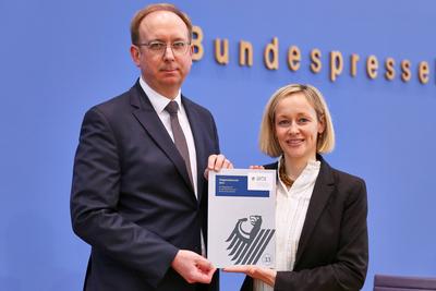 Berlin, Deutschland, 10.04.2025: Bundespressekonferenz: Vorstellung des 33. T?tigkeitsberichts f?r den Datenschutz und d-stock-foto