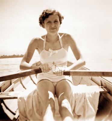 Eva Braun Photo Album Eva Anna Paula Braun (1912 - 1945) in a row boat on a lake (W?rthsee) near Munich. Eva Braun had s-stock-foto