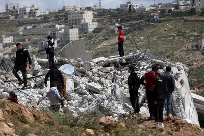 Palestinians from Al-Hirsh family salvage belongings from the ruins of their houses after they were demolished-stock-foto