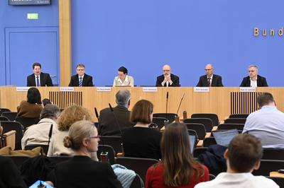 Oliver Holtem?ller, Stefan Kooths, Geraldine Dany-Knedlik, Timo Wollmersh?user, Klaus Weyerstra?, Torsten Schmidt-stock-foto