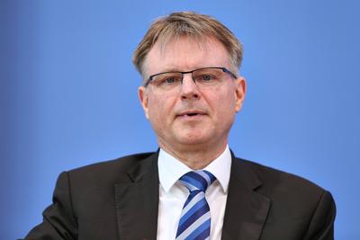 Berlin, Deutschland, 10.04.2025: Bundespressekonferenz: Pressekonferenz: Gemeinschaftsdiagnose der Wirtschaftsforschungs-stock-foto