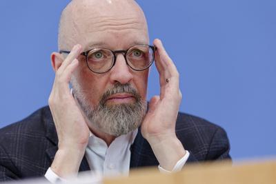 Diagnose Wirtschaftsforschung Fr?hjahr 2025-stock-photo