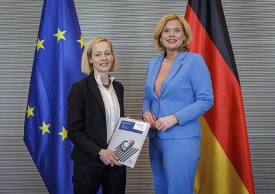Taetigkeitsbericht Datenschutz-stock-foto