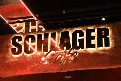 Er?ffnung des Schlager Cafes in D?sseldorf-stock-foto