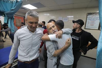 Palestinian prisoners released by the Israeli army are taken to Al-Aqsa Martyrs Hospital-stock-foto