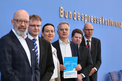 Berlin, Deutschland, 10.04.2025: Bundespressekonferenz: Pressekonferenz: Gemeinschaftsdiagnose der Wirtschaftsforschungs-stock-foto