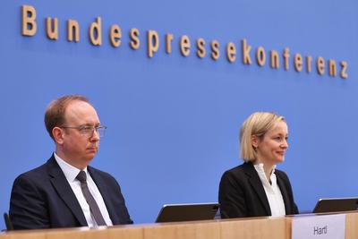 Berlin, Deutschland, 10.04.2025: Bundespressekonferenz: Vorstellung des 33. T?tigkeitsberichts f?r den Datenschutz und d-stock-foto