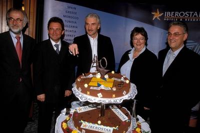 Bildnummer: 50208470  Datum: 26.02.2003  Copyright: imago/HoffmannV.l.n.r.: G?nther Degenhardt (Direktor Neckermann Autoreisen), Peter Wennel (TC-Zielgebietsmanagement Neckermann Reisen), Rudi V?ller und Detlef Altmann (alle GER/Bereichsvorstand Veranstalter Deutschland der Thomas Cook AG) anl?sslich der Jubil?umspressekonferenz zum 40-j?hrigen Bestehen von  Neckermann Reisen, Personen , optimistisch; 2003, Frankfurt Main, Reiseveranstalter, Urlaubsveranstalter, Manager, Degenhard, Degenhart, G?nter, Detlev, Unternehmensf?hrung , Vorstand, Jubil?um, Jubil?en, Jubil?umsfeier, Jubil?umsfeiern, Torte, vierzigj?hriges, vierzig, Jahre , Jubil?umsveranstaltungen, Frau; , quer, Kbdia, Pressetermin, Gruppenbild, Tourismus, Wirtschaft, Deutschland, Aktion, People-stock-foto