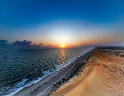 23.08.2023; Jericoacoara, Brasilien - Sonnenaufgang am Meer, Strand, Wasser, Morgenstimmung, D?nen, Wellen, Wolken *** 2-stock-foto