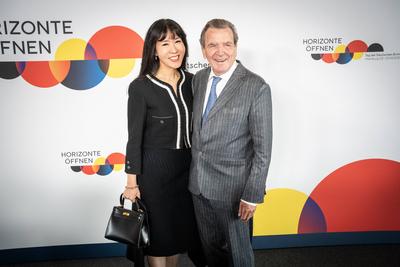 Feierlichkeiten zum Tag der Deutschen Einheit 2023 ? Ankunft zum Festakt in der Hamburger Elbphilharmonie - Gerhard Schr?der mit Ehefrau So-yeon Schr?der-Kim-stock-photo