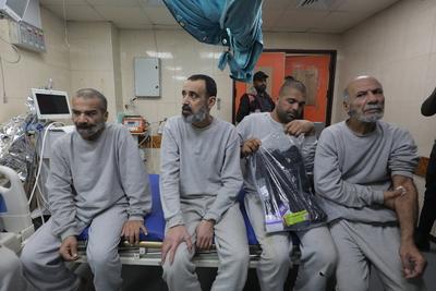 Palestinian prisoners released by the Israeli army are taken to Al-Aqsa Martyrs Hospital-stock-foto