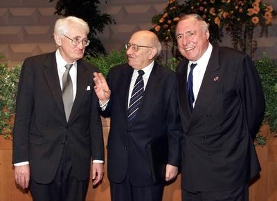 V.l.n.r.: Professor J?rgen Habermas (Soziologe), Literaturkritiker Marcel Reich-Ranicki und Verleger Siegfried Unseld (a-stock-foto