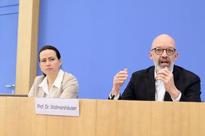 Geraldine Dany-Knedlik, Timo Wollmersh?user-stock-foto